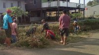 Sambut Peringatan HUT RI Ke-79, Babinsa Koramil 02/Bangkala Gotong Royong Bersihkan Saluran Air