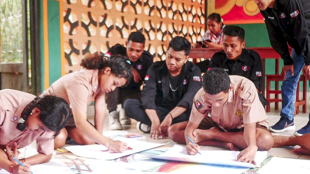 Komunitas Motor CBR saat omba mewarnai di SLB Tuna Rugu Karya Kasih. Foto: Istimewa.