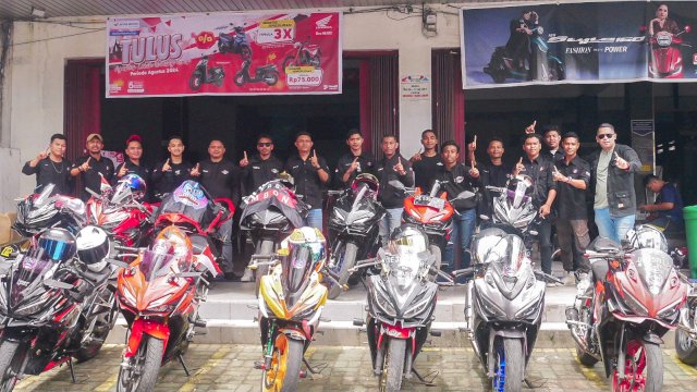 Komunitas motor CBRyang bagi sembako ke sekolah luar biasa. Foto: Istimewa.