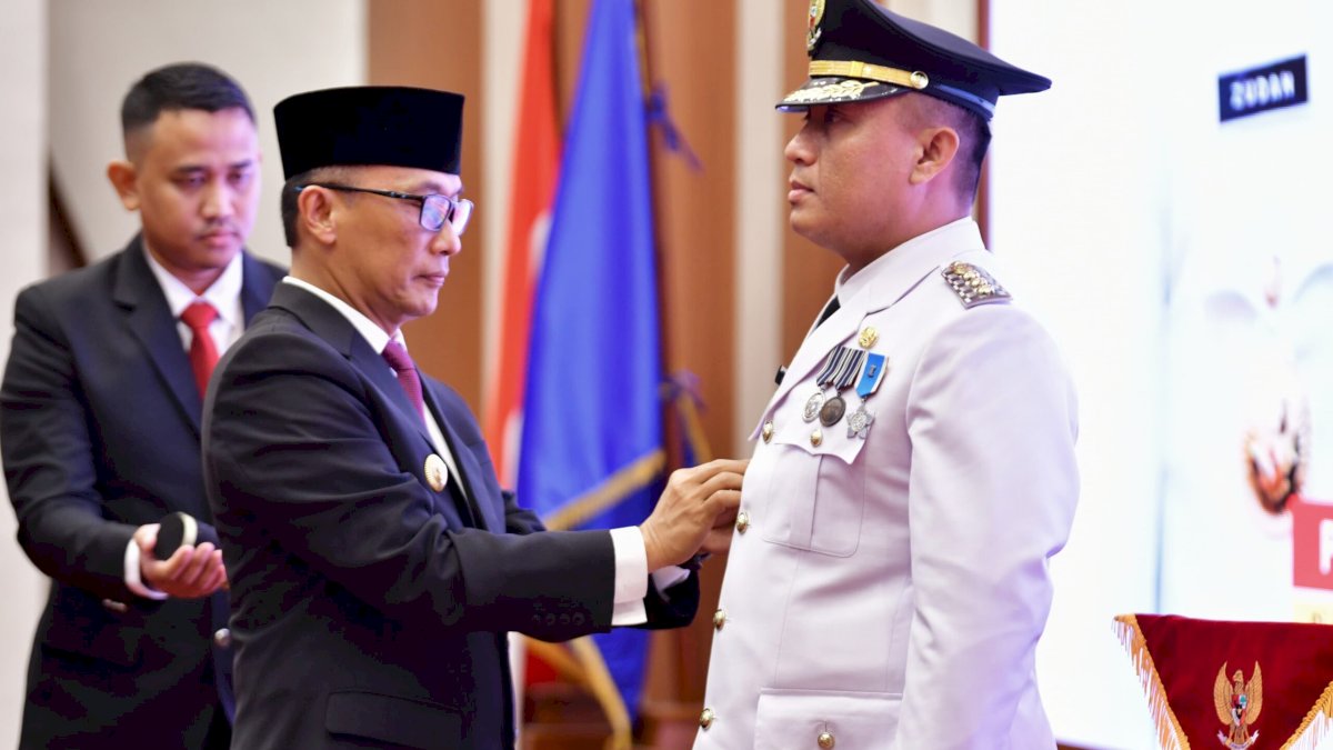 Prof Zudan Lantik Kadis Kominfo Sulsel Andi Winarno Jabat Pj Bupati Bone