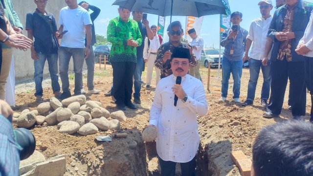 Peletakan batu pertama pembangunan Masjid Al-Arasy oleh anggota DPR RI Fraksi PPP Aji Aras. Foto/SS