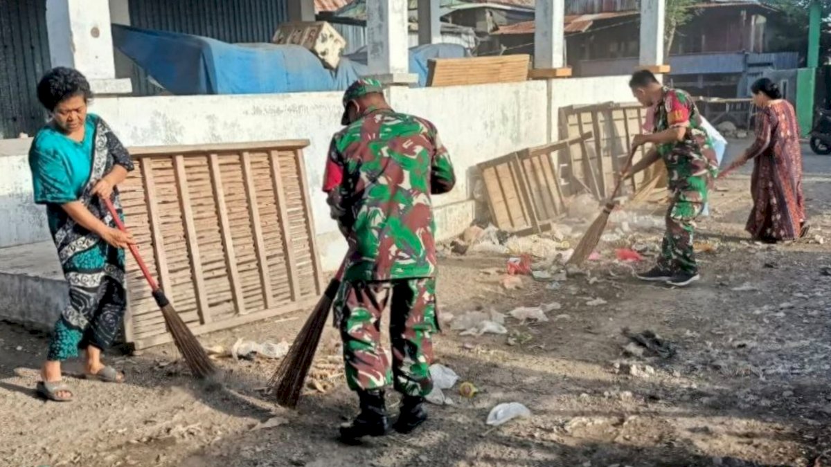 Personil Koramil Binamu Kembali Gelar Aksi Gotong Royong Pembersihan Lingkungan Pasar