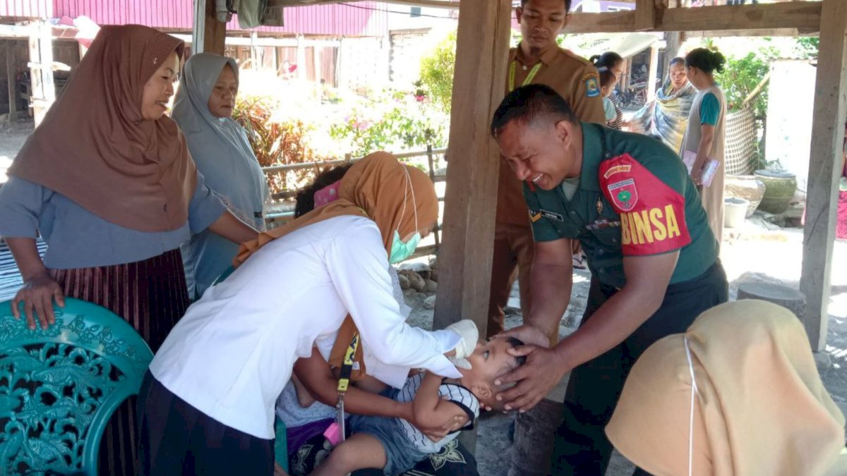 Peran Aktif Babinsa Koramil Kelara Dukung Pekan Imunisasi Nasional POLIO Tahap 2