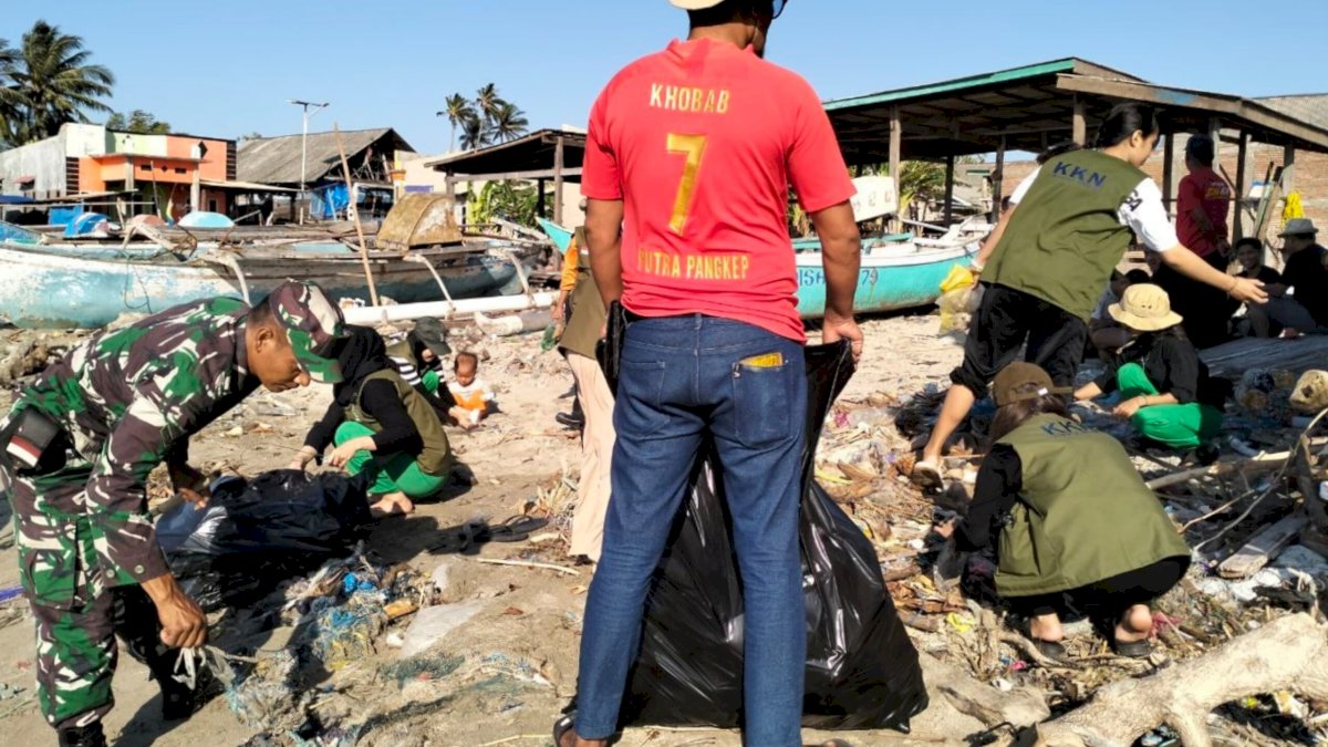 TNI di Jeneponto Bersama Mahasiswa KKN Megarezky dan Warga Gotong Royong Bersihkan Pesisir Pantai