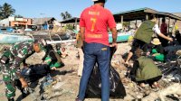TNI di Jeneponto Bersama Mahasiswa KKN Megarezky dan Warga Gotong Royong Bersihkan Pesisir Pantai
