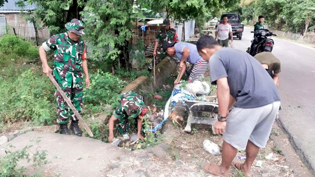Kepedulian Babinsa Koramil Tamalatea Ajak Warga Gotong Royong Bersihkan Saluran Air