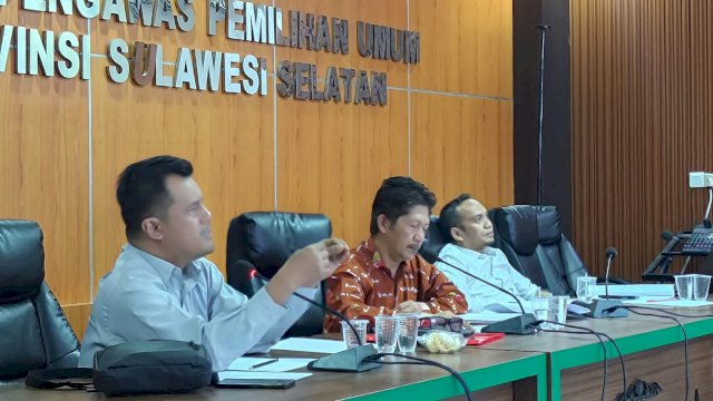 Komisioner Bawaslu Sulsel saat menggelar rapat pleno. Ist