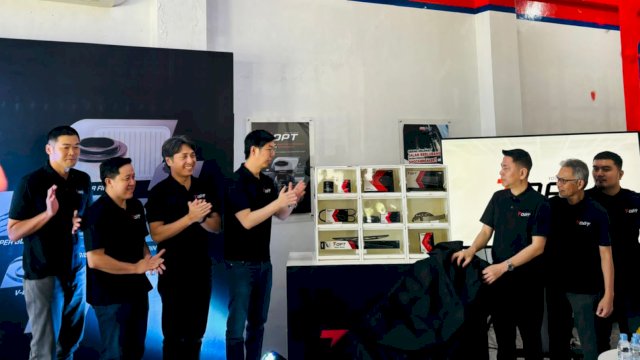 Koichi Kobayasi selaku Executive Coordinator Aftersales Business Division PT Toyota Astra-Motor, Agus Setiawan selaku General Manager Aftersales Business Division PT Toyota Astra-Motor, Hiroyuki Oide selaku Marketing Director PT Toyota-Astra Motor, (TAM), Anton Jimmi Suwandy selaku Marketing Director PT Toyota-Astra Motor, Robby Wijaya selaku Chief Operation Officer Kalla Toyota, Sjaiful Kasim selaku Chief Finance Officer Kalla Toyota dan M Noor Iqbal Yafie selaku Aftersales &amp; Customer Experience General Manager Kalla Toyota. (Ist) 