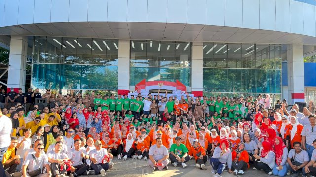 Karyawan Pelindo Makassar saat merayakan HUT RI dengan lomba di kantor Pelindo Regional 4. Foto: Istimewa.