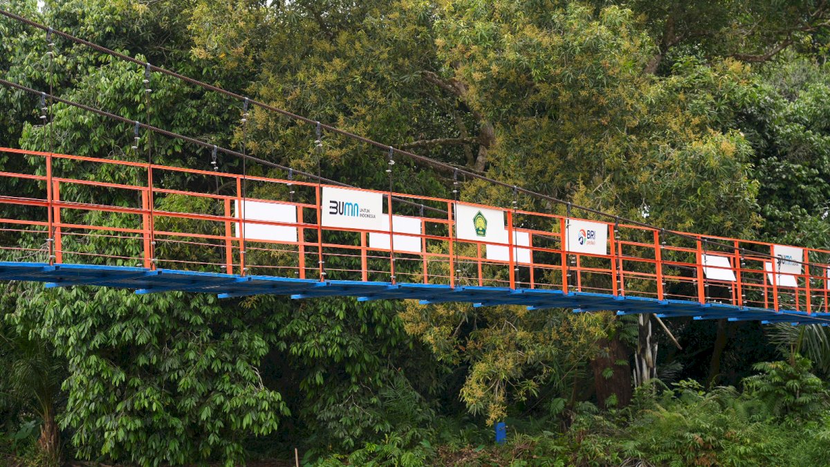 Bangun Jembatan Gantung, BRI Bantu Mobilitas Warga dan Dorong Ekonomi Masyarakat Desa