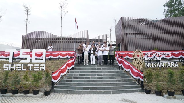 Direktur Utama Telkom Ririek Adriansyah bersama jajaran di Telkom Smart Office Shelter di IKN. Foto: Istimewa.