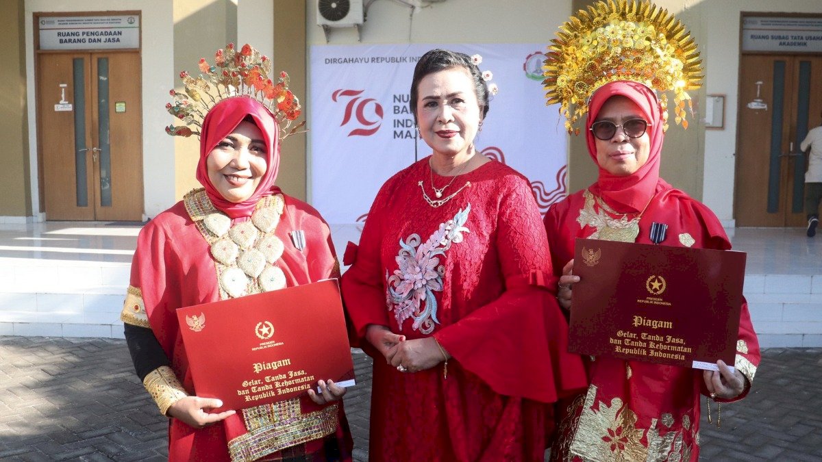 Direktur dan Wakil AK-Manufaktur Bantaeng Terima Satyalancana Karya Satya di HUT RI ke-79
