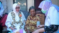 Indira Yusuf Ismail Tinjau dan Salurkan Bantuan untuk Korban Kebakaran di Pemukiman Bara-barayya