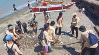 Peduli Lingkungan, Babinsa Koramil Batang Ajak Pelajar Purna Paskibraka Gotong Royong Bersihkan Pantai