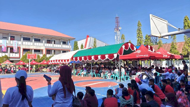 Keseruan edukasi safety riding Asmo Sulsel di SMK Telkom Makassar. Foto: Istimewa.