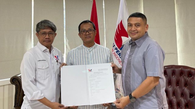DPP Perindo menyerahkan surat rekomendasi B Persetujuan KWK ke Munafri Arifuddin. Ist