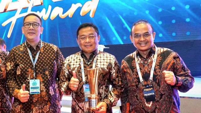 Direktur Utama Telkom Ririek Adriansyah saat mendapat penghargaan Naker Award 1024 di JiExpo Kemayoran Jakarta. Foto: Istimewa.