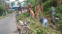 Personil Koramil 04 Kelara Kodim 1425 Jeneponto Kerja Bakti Pembersihan Tepi Jalan dan Saluran Air