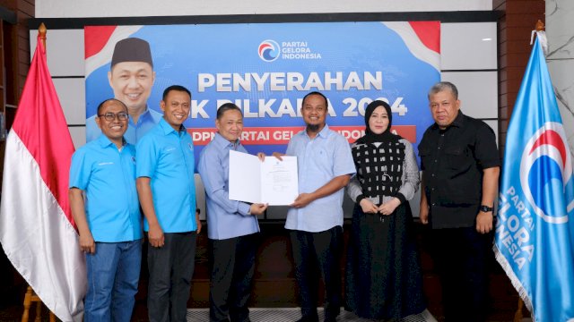 Ketua Umum Partai Gelora Anis Matta menyerahkan surat dukungan ke pasangan Sudirman-Fatma di Jakarta. Ist