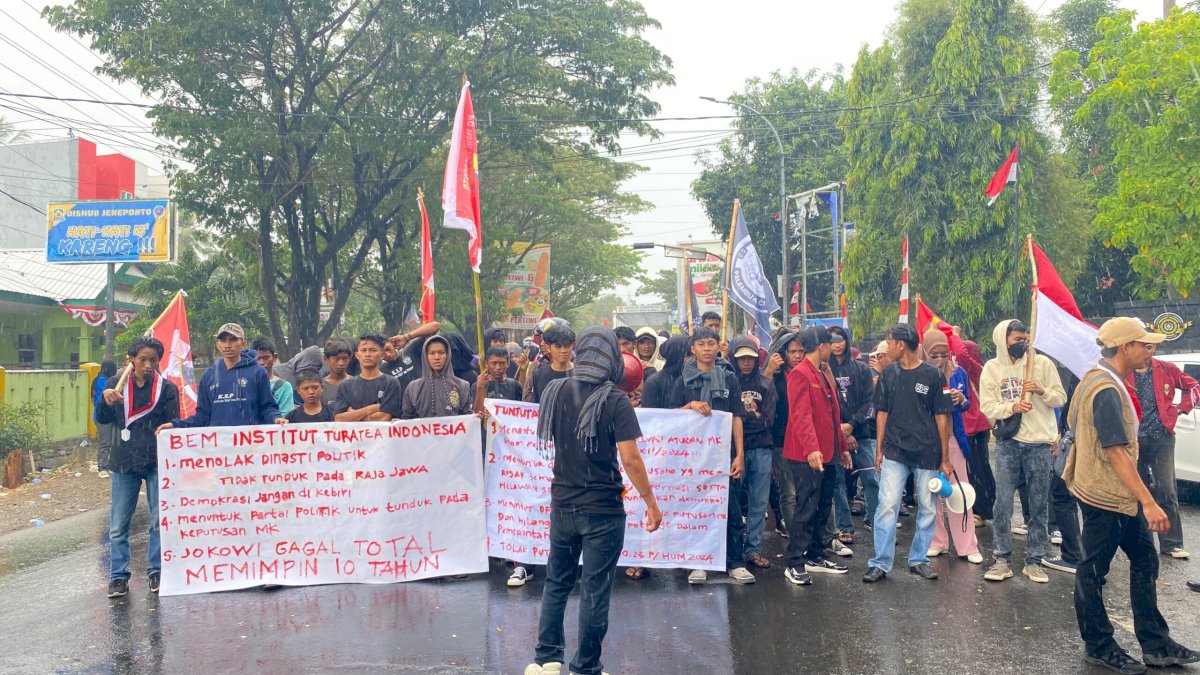 Puluhan Aktivis di Jeneponto Turun Ke Jalan Demo Kawal Putusan MK