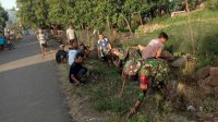 Babinsa Koramil 1425-02 Bangkala Gelar Kerja Bakti Pembersihan Saluran Air Bersama Warga