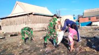 Babinsa Koramil 1425-05 Batang Ajak Warga Karya Bakti Bersihkan Sampah Di Pesisir Pantai