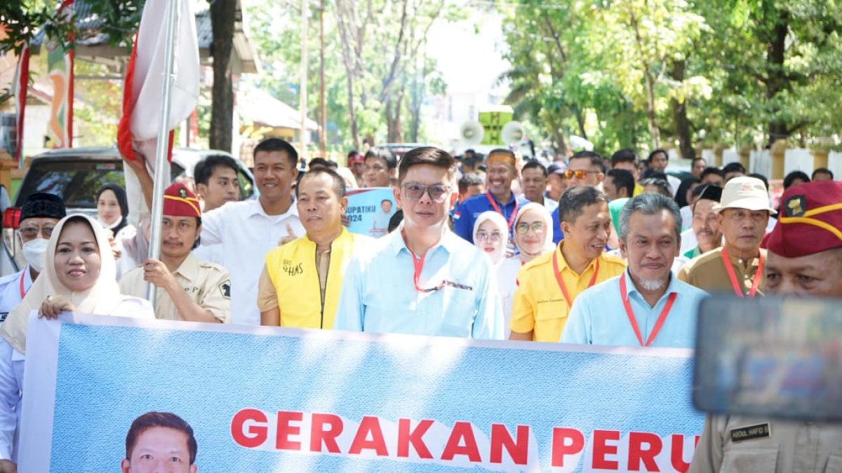 Ribuan Warga Antar Dokter Cua-Sofyan Razak Daftar ke KPU Pangkep