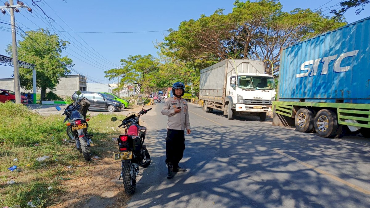 Kapolres Jeneponto Turun Langsung Urai Kemacetan di Jalan Poros Saat Pendaftaran Paslon Cakada