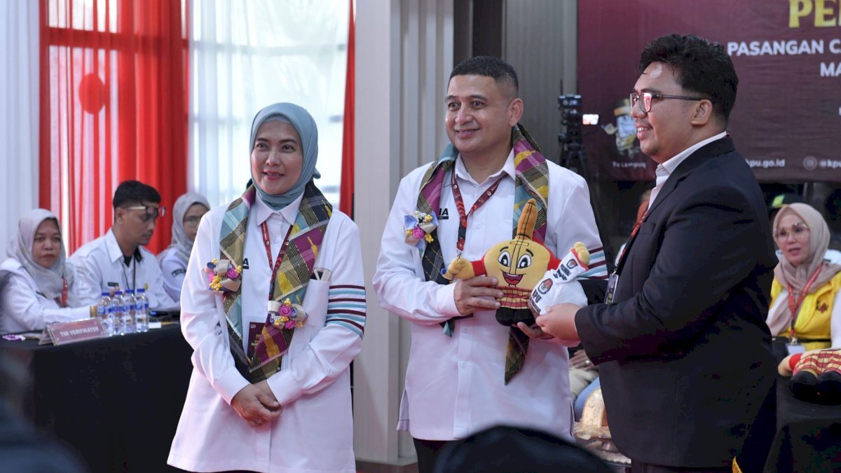 Paslon MULIA Kompak Kenakan Kemeja Putih Mendaftar ke KPU Makassar