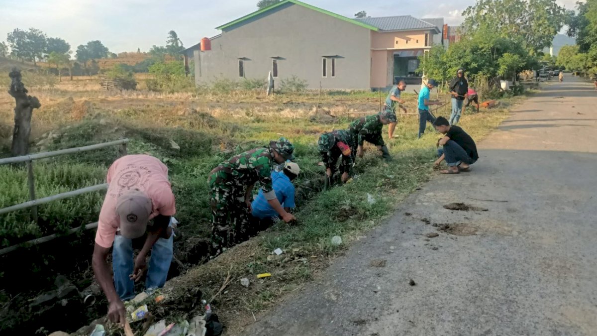Personel Koramil 1425-02 Bangkala Bersama Elemen Masyarakat Bersihkan Saluran Air