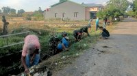 Personel Koramil 1425-02 Bangkala Bersama Elemen Masyarakat Bersihkan Saluran Air