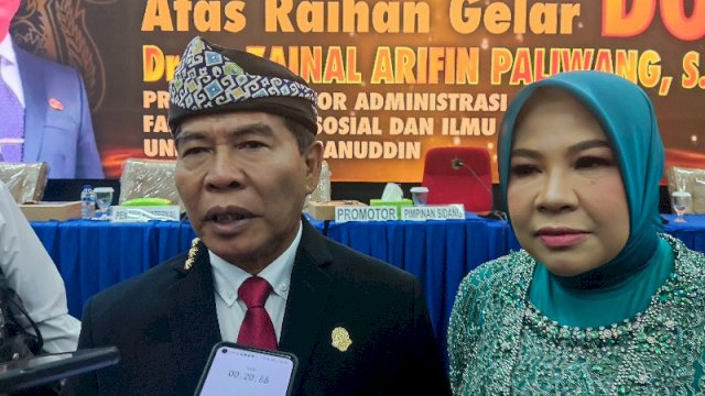 Gubernur Zainal bersama istri, Hj. Rachmawati Zainal, usai sidang promosi doktor yang digelar di Gedung Lembaga Penelitian dan Pengabdian kepada Masyarakat (LPPM) Unhas, (Sulselsatu/Jahir Majid) 