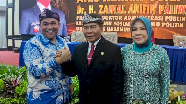 Gubernur Kaltara Zainal bersama istri, Hj. Rachmawati Zainal, dan Rektor Universitas Partia Artha, Bastian Lubis, usai sidang promosi doktor yang digelar di Gedung Lembaga Penelitian dan Pengabdian kepada Masyarakat (LPPM) Unhas, (Sulselsatu) 