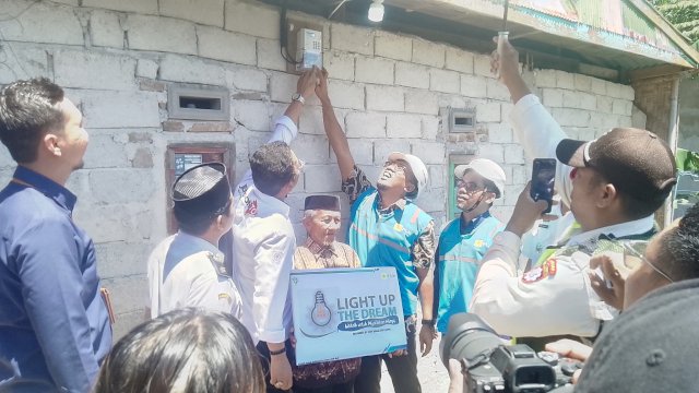PLN resmikan Meteran Gratis dirumah Muntu Daeng Rewa (Dedi/sulselsatu)
