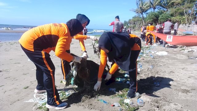 Polwan Polres Jeneponto saling bahu membahu bersihkan Sampah di pesisir pantai desa Bonto Ujung, Kecamatan Tarowang, (Dedi/sulselsatu)