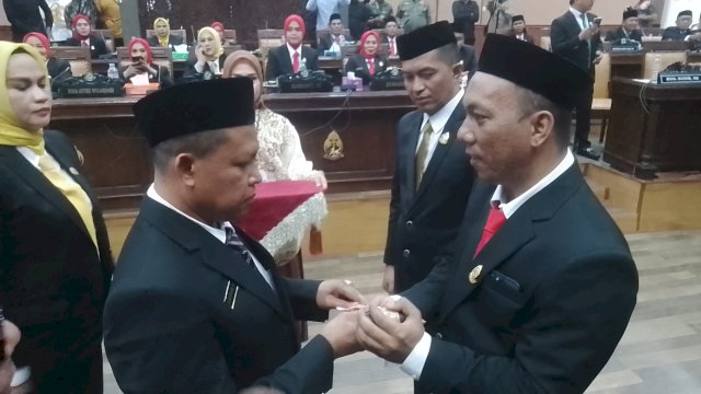 Ketua DPRD Jeneponto lama, Arifuddin menyerahkan Palu Sidang Pimpinan DPRD Jeneponto ke Didis Suryadi (Dedi/sulselsatu.com)
