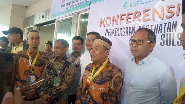 Konfrensi pers KPU Sulsel terkait pemeriksaan kesehatan 2 Paslon pada pemilihan Gubernur di RS Wahidin Sudirohusodo. Foto/SS