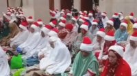 VIDEO: Jamaah Masjid Agung Ciamis Kenakan Topi Merah Putih Mirip Santa Klaus