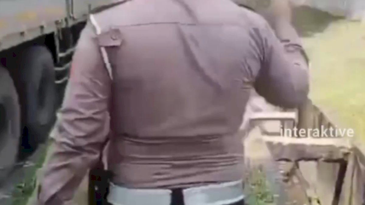 VIDEO: Sopir Truk Ditilang saat Parkir di Kawasan Jababeka Cikarang, Videonya Viral