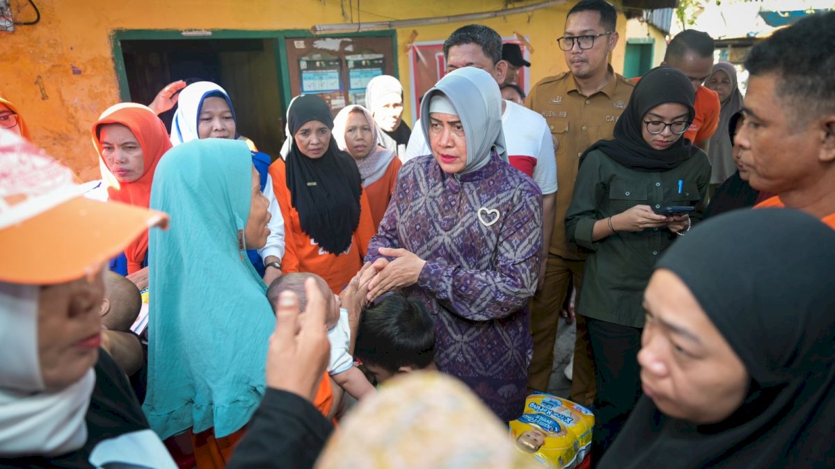 Indira Yusuf Ismail Salurkan Bantuan Kepada Korban Kebakaran di Maccini Gusung