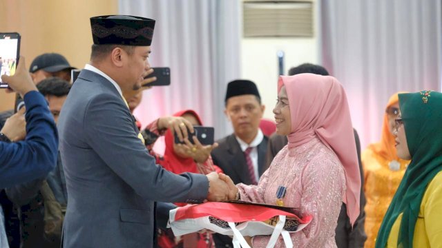 Bupati Adnan sematkan penghargaankepada 140 ASN. Foto: Istimewa. 