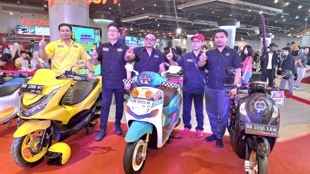 Juri Honda Modif Contest 2024 yang berfoto di arya peserta. Foto: Sri Wahyu Diastuti / Sulselsatu.com.