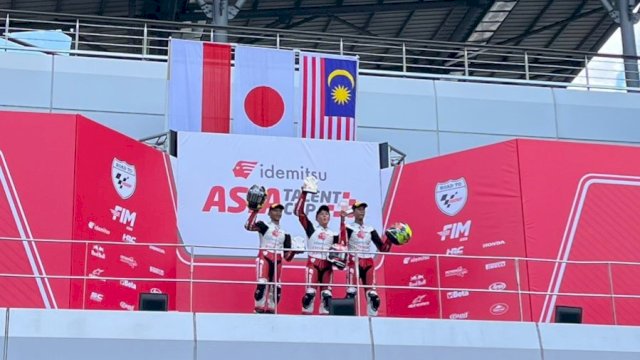 Pembalap binaan AHM kibarkan bendera merah putih di podium IATC 2024. Foto: Istimewa.