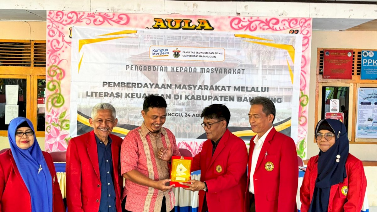 FEB-UNHAS Edukasi Cerdas Pengelolaan Keuangan Keluarga di Bantaeng