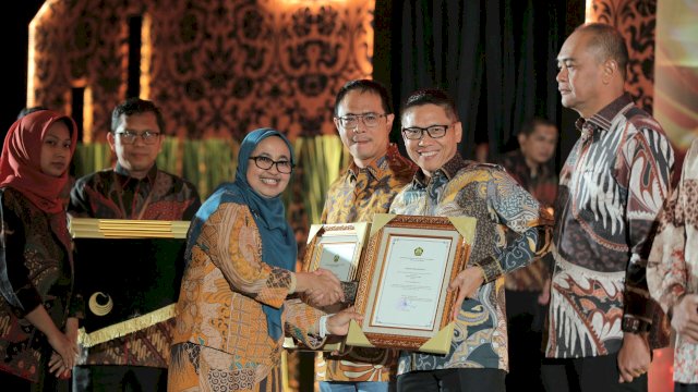 Wakil Presiden Direktur &amp; Chief Operation and Infrastructure Officer PT Vale Abu Ashar saat menerima penghargaan. Foto: Istimewa.