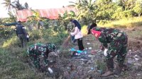 Bersihkan Sampah, Upaya Babinsa Koramil 1425-03 Tamalatea Jaga Kebersihan Lingkungan