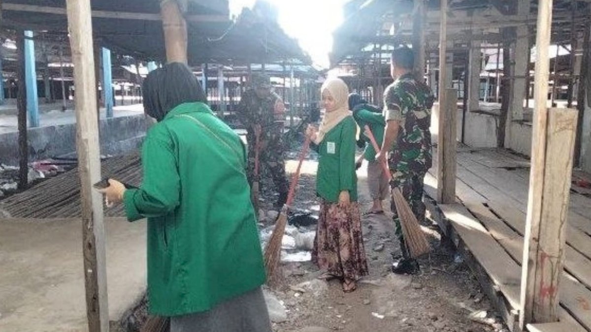 Personel Babinsa Koramil 1425-04 Kelara Gelar Karya Bakti Pembersihan Pasar Bersama Elemen Masyarakat