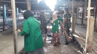 Personel Babinsa Koramil 1425-04 Kelara Gelar Karya Bakti Pembersihan Pasar Bersama Elemen Masyarakat