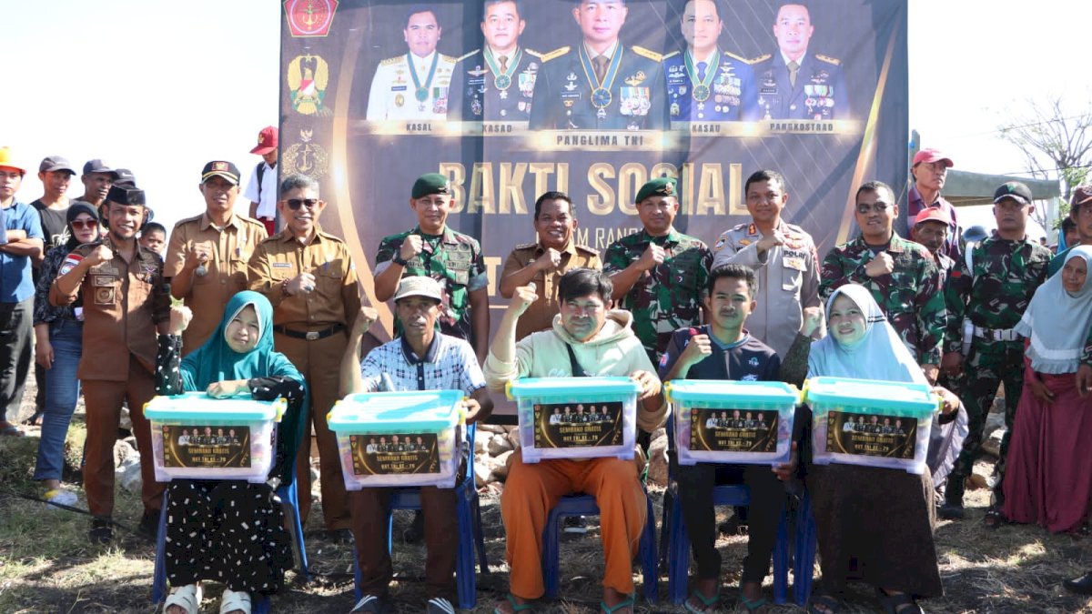 Dampingi Danbrigif 3 TBS Kostrad, Dandim 1425 Jeneponto Serahkan Bantuan Sosial Dalam Rangka HUT TNI Ke 79
