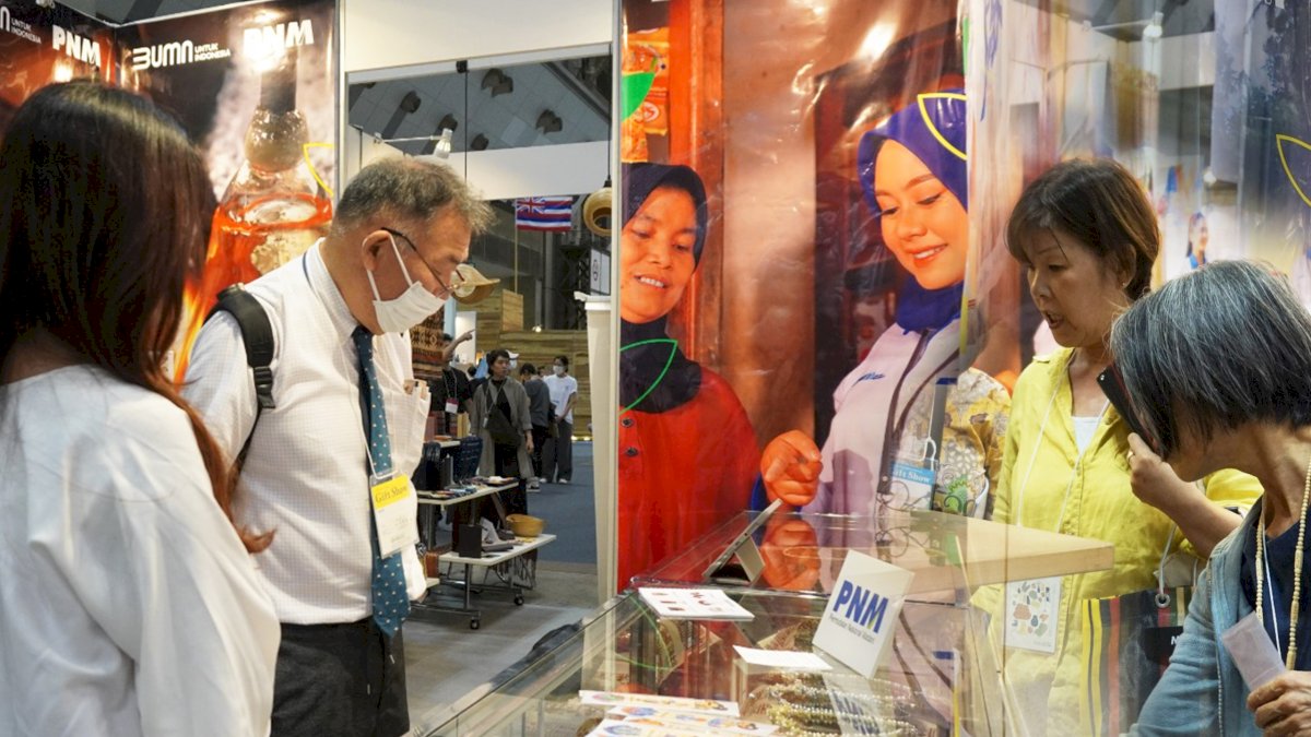 Meriahkan Hari Pelanggan Nasional, PNM Kirim Produk Nasabah Bermekaran di Negeri Sakura Jepang